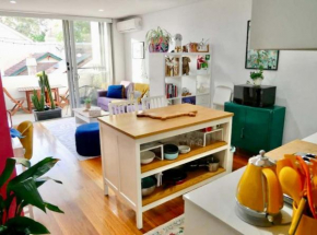 Colourful 1-bdr near train station CBD 15 mins Sydney